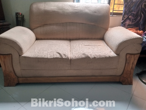 ড্রেসিং টেবিল ও সোফা বিক্রি করা হবে